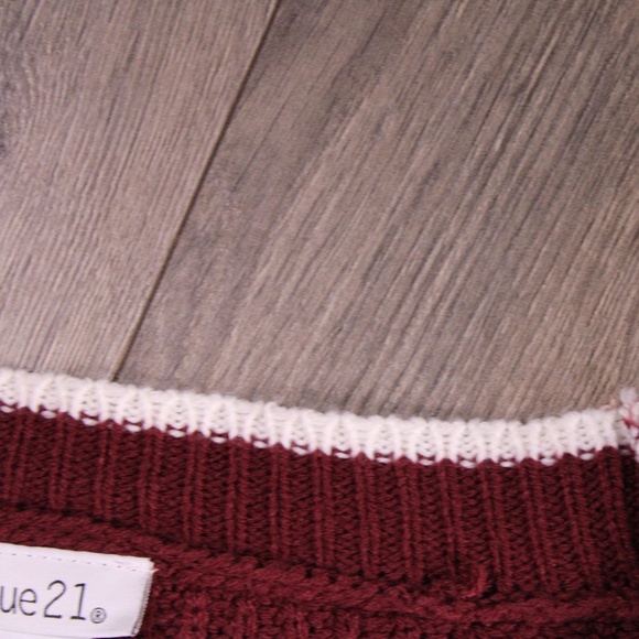 0402 Rue21 Cropped Varsity Cardigan – Maroon & White Knit, Size L - Picture 5 of 7